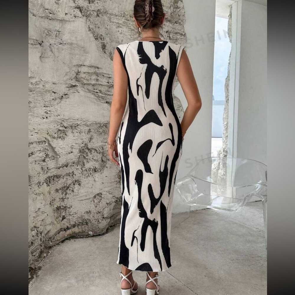 Prive Pleated Cream and Black Graphic Print Dress - Picture 5 of 5